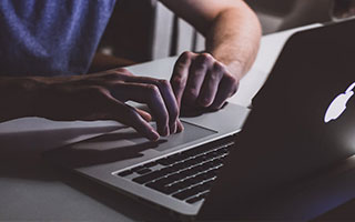 爱游戏中国官方网站平台-英国媒体惊呼：瑞士球员雪地奔跑像开了四驱模式，瑞士滑雪发生雪崩