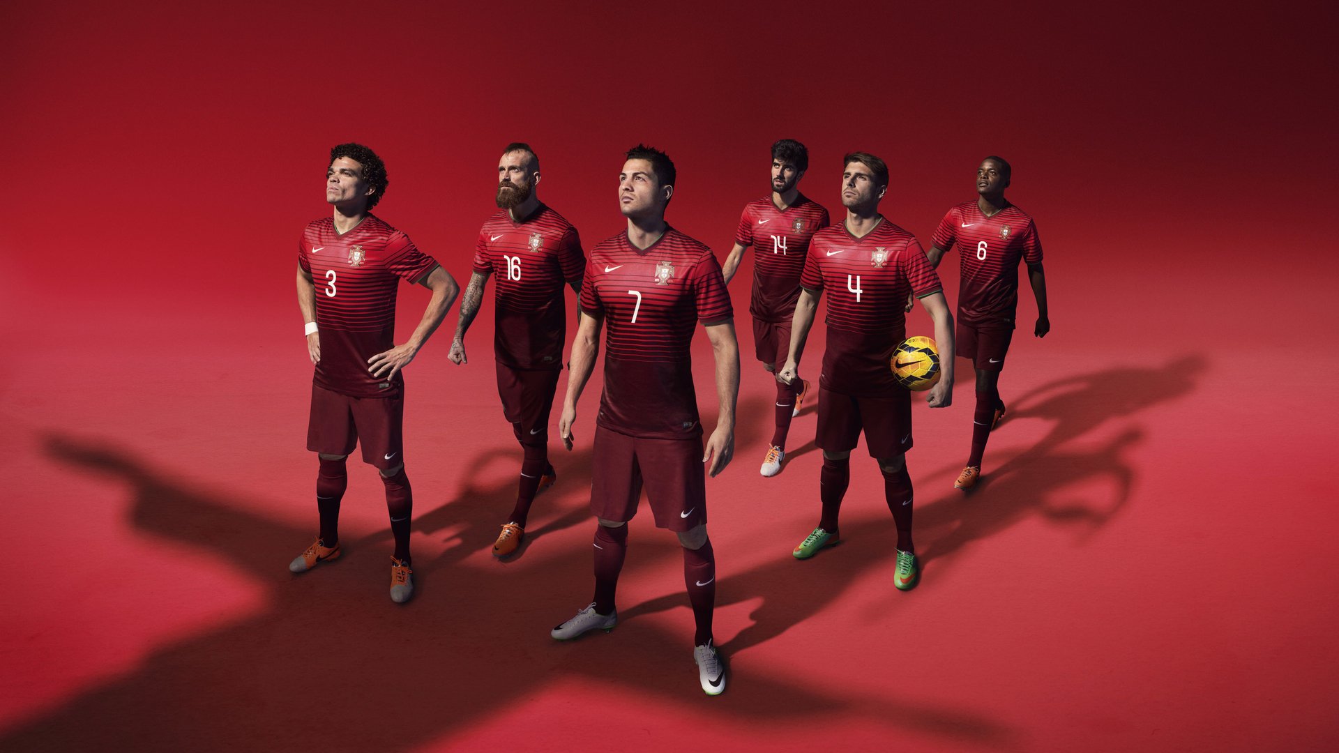 伊朗队替补席席地而坐，原因：雪地太软太舒服，伊朗主场